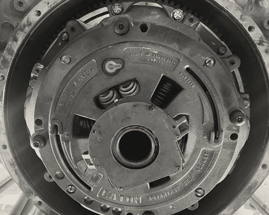 Volante de motor y clutch de camión diésel en primer plano